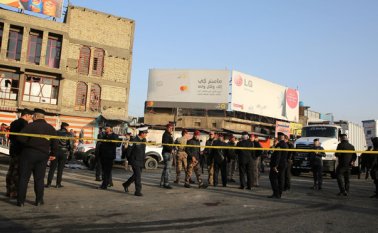 Esto ocurrió en la plaza Al Tayaran cuando los trabajadores jornaleros esperan para encontrar un trabajo. AFP