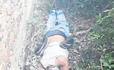 La víctima fue encontrada entre la maleza, detrás de unos locales comerciales de artesanías. Las autoridades adelantan las investigaciones. Cortesía