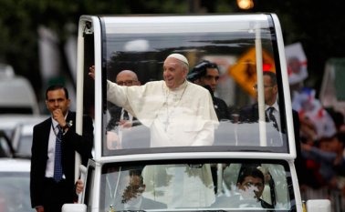 Francisco recorrió en "papamóvil" parte de la avenida Bernardo O'Higgins, hasta la Nunciatura. AFP