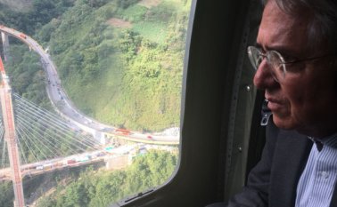 Ministro de Transporte, Germán Cardona, sobrevuela por la zona en donde colapsó el puente en la vía Bogotá - Villavicencio. Colprensa