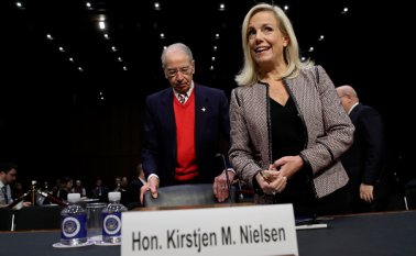 La secretaria de Seguridad Nacional, Kirstjen Nielsen (derecha), durante una audiencia el Comité Judicial del Senado, este martes. AFP