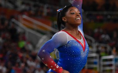 "Yo también soy una de las muchas sobrevivientes que fueron abusadas sexualmente por Larry Nassar", escribió la gimnasta Simone Biles en Twitter. Archivo