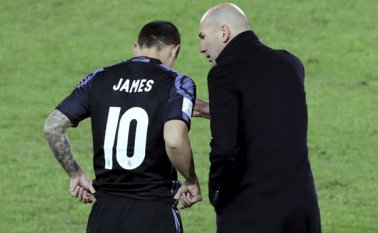 James Rodríguez y Zinedine Zidane. AFP