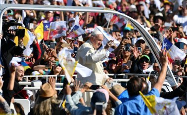 El papa Francisco saluda desde el papamóvil mientras llega al aeropuerto de Maquehue en Temuco, a 800 km al sur de Santiago. AFP