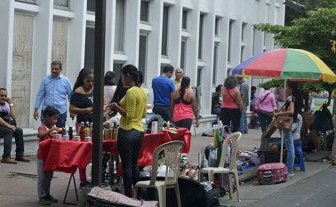 Aunque no hay cifras exactas, se cree que son más de 1.300 personas las que ocupan el espacio público del centro. Edisson Figueroa