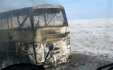 En el autocar viajaban 55 personas de nacionalidad uzbeka y dos kazajos. Prensa Libre Efe