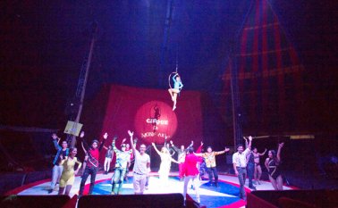 Cada noche los artistas se despiden de los asistentes con alegría, luego de cada uno de los actos. Juan Pablo Cohen