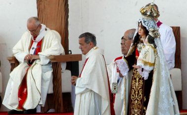 El obispo de Osorno, Juan Barros (centro), durante una misa al aire libre oficiada por el Papa Francisco (izquierda) en su visita a Chile. Alfredo Estévez