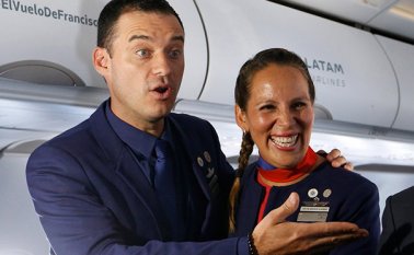 Los recién casados son Carlos Ciuffardi y Paula Podest Ruiz, tripulantes del vuelo en el que viajaba el papa Francisco desde Chile. Twitter: @TaughertonACH