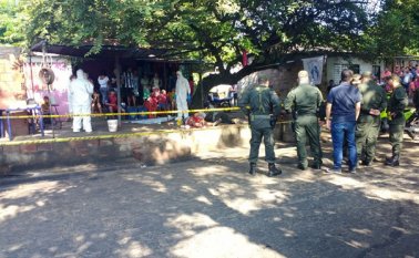 El lugar se llenó de familiares y curiosos. Andrés González