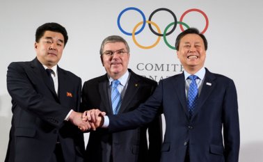 Los representantes de las dos Coreas se reúnen con los funcionarios del Comité Olímpico Internacional para discutir la participación de Corea del Norte en los Juegos de Invierno del próximo mes en Pyeongchang. AFP