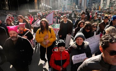 Miles de personas sostienen carteles mientras asisten a la Marcha de las Mujeres en en Nueva York. AFP