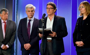 Gustavo Bell (centro), jefe del equipo negociador del Gobierno en los diálogos de paz con el Eln, viajará a Ecuador en las próximas horas. Colprensa