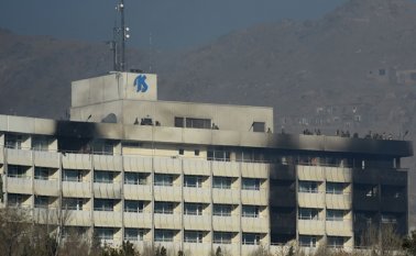 Personal de seguridad afgano toma posición en la azotea del Hotel Intercontinental durante el asalto de un comando amado al lugar. Archivo