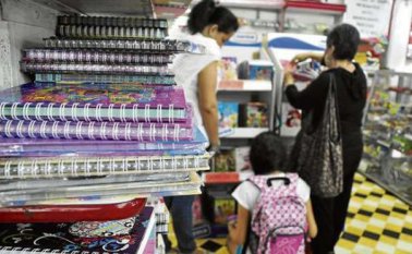 A pocos días de iniciar la temporada escolar, el alza de precios y la falta de coherencia con algunos artículos puede causarle dolores de cabeza. Colprensa
