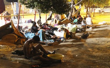 El martes, tanto adentro como afuera del polideportivo de Sevilla, todavía se veían inmigrantes venezolanos, quienes hoy deberán salir definitivamente de ese escenario como lo determinó la Alcaldía de Cúcuta. Mario Franco