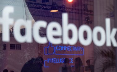 Facebook parece actualmente consciente que tiene el poder de influenciar a más de 2.000 millones de personas y que eso le impone obligaciones inéditas en la historia. AFP