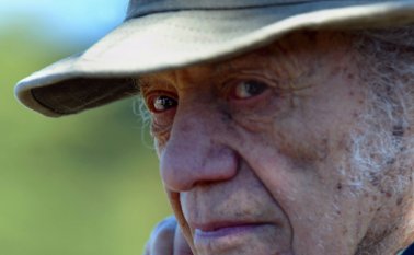 El poeta, físico y matemático falleció la madrugada de este martes en su casa en la comuna de La Reina, en Santiago, por problemas de salud que no fueron precisados. Archivo