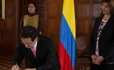 Ricardo Lozano y la Canciller María Ángela Holguín. Cortesía Cancillería