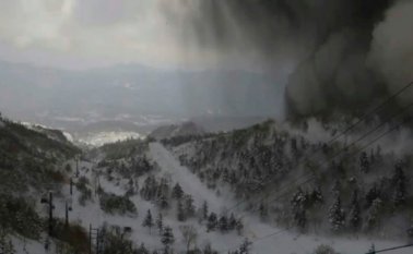 El volcán Kusatsu Shirane, en Japón, en erupción el 23 de enero de 2018. AFP