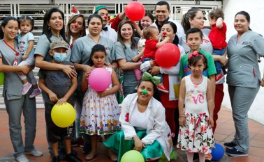 Los niños combaten la enfermedad con sonrisas. Mario Franco
