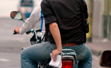 La prohibición para llevar el llamado parrillero será en toda la ciudad y durante todo el día. Cortesía