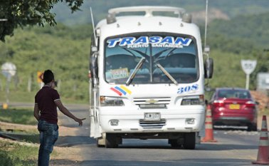 Largas esperas deben hacer los campesinos de Cúcuta para abordar por estos días el transporte público, debido a que los migrantes venezolanos que ingresan por Puerto Santander tienen acaparado el servicio. Mario Caicedo