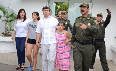 Al término de la audiencia, la esposa de Diego Mora y madre de la pequeña plagiada, evitó entregar declaraciones a la prensa. En la foto, momento de la liberación. Archivo de La Opinión