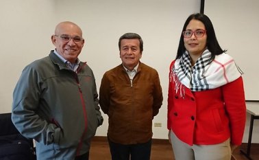 La delegación del ELN, con su jefe negociador a la cabeza Pablo Beltrán (centro), anunciaron su intención de seguir en la mesa. Colprensa
