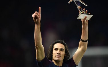 El 'matador' abrió la goleada ante el Montpellier y consiguió su gol 157 con la camiseta del PSG. AFP