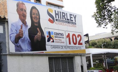 Esta valla de la candidata a la Cámara por Norte de Santander Shirley Hernández Galvis, quien hasta hace poco militó en el partido Conservador, invita a “la salvación de Colombia”. El expresidente y líder del Centro Democrático, Álvaro Uribe Vélez, ha estado en los últimos días en el ojo del huracán por las más variadas versiones y comentarios generados por una columna de la periodista Claudia Morales en El Espectador. César Obando