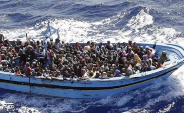 Los 800 inmigrantes y refugiados salvados fueron asistidos en cinco operaciones desplegadas en el mar y coordinadas por la Central Operativa de la Guardia Costera en Roma. Internet