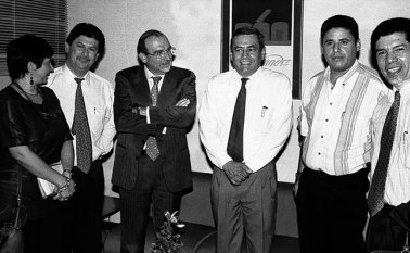 Esta fotografía tomada hace ya algunos años, nos muestra a Humberto de la Calle Lombana, hoy candidato del Partido Liberal, acompañado de Sixta Tulia Hernández, Pedro León Peñaranda, De la Calle, Luis Arturo Melo Díaz, compañero de estudios en la Universidad de Caldas en Manizales, del hoy candidato presidencial; Ricardo “Chico” Elcure y Manuel Salvador Alsina. Seguimos en modo política acá también en el rincón del recuerdo. Archivo de La Opinión