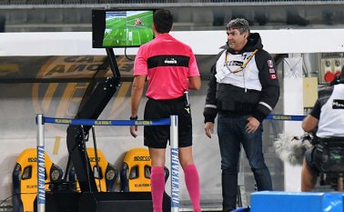 Los colegiados de la Bundesliga y de la Serie A se han formado durante un año antes de la introducción efectiva del VAR. AFP
