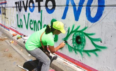 “El inconformismo es porque los políticos solo aparecen en esta época y cuando son elegidos no hacen nada", afirma un participante de la actividad, que consiste en pintar la propaganda política de los muros. Colprensa