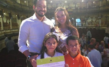 Salomé Manzano Palacio enseña el diploma que la acredita como ganadora y posa junto con sus padres, Jean Carlos Manzano y Nini Johana Palacio Bayona. A su lado, su hermano Matías. Cortesía