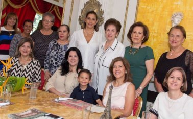 Martha Hernández de Colmenares, María Nella Hernández de Assaf, Nicolás Maldonado, Luz Adriana Hernández de Cabrales, Lucía Eslava, Maritza de Bahar, Marlen Gandolfo, Elizabeth Hernández, Graciela de Peñaranda, Tata Arteaga, la homenajeada, Cecilia Cadavid y Nelly de Ramos. Alfredo Estévez