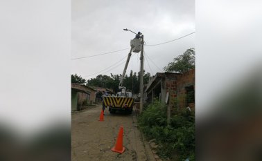 La empresa AGM acaba de recibir la concesión de alumbrado público y comenzó a instalar las lámpara de luz LED. La Opinión