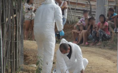 Familiares de Flórez arribaron a la escena del crimen, mientras los funcionarios del Cuerpo Técnico de Investigación (CTI) de la Fiscalía, adelantaban la inspección y el levantamiento del cadáver. Cristian Herrera