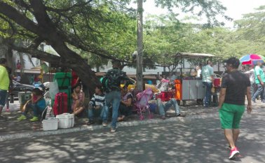 Algunos vendedores han estado renuentes de salir de estos sitios. Magaly Rubio