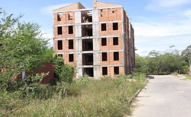 Este el bloque de 40 apartamentos de la urbanización Portal de la Victoria, en el Zulia, cuyos residentes claman por agua y energía eléctrica. Archivo