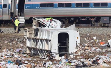 El camión involucrado en el accidente quedó a un lado de la vía ferroviaria. AFP