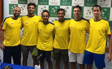 El equipo colombiano para la Copa Davis jugará este viernes y el sábado su encuentro ante Barbados. De izquierda a derecha: Juan Sebastián Cabal, Robert Farah, Pablo González, Cristian Rodríguez, Alejandro González y Daniel Galán. Twitter