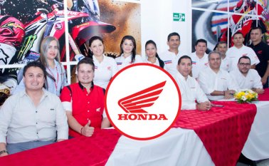 En la foto directivos, personal administrativo y grupo de colaboradores de Honda. Cortesía
