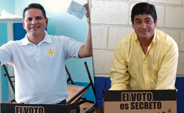 Fabricio Alvarado, diputado y predicador evangélico de derecha y Carlos Alvarado, exministro oficialista. AFP