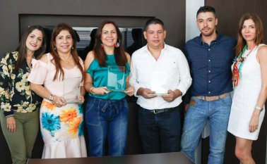 Carolin Aponte, asesora de exportaciones de ProColombia; Fabiola Gelvez, representante legal de Coopalustre; Leonor Pérez, gerente de Tipé; Yerzon Villamizar, gerente de Bless, Javier Mantilla, director de comercio exterior de Bless, y Gladys Cely Sánchez, directora ejecutiva de ProColombia. Mario Franco