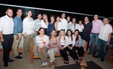 Gustavo Maldonado, Norman Gómez, Mónica García, Ronald Aguilar, Karla Fernández, Marleny de Ararat, Zulma Amaris, José L. Tarazona, Sandra Alarcón, Dayana Bolaños, Mónica Quintero, Eduardo Torrado, Raúl Andrés Colmenares Rey y Raúl Colmenares Ossa. Sentadas: Edilma Ussa, Keetthy La Roche, Karen Carrillo, Dayana Montañez y Grace Leyva. Mario Caicedo