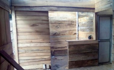 Así es la casa en la que viven cuatro personas, ahora la están reformado: le construyen cocina, baño y habitaciones y le ponen piso. Cortesía