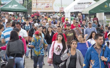 El PEP permite a los extranjeros trabajar y estudiar, así como acceder a otros beneficios, como la afiliación al sistema de salud. Archivo La Opinión