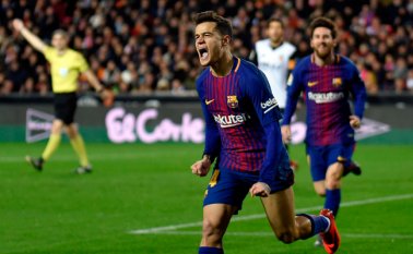 Philippe Coutinho aprovechó un centro del uruguayo Luis Suárez, y lanzándose al césped empujó el balón al fondo del arco valencianista. AFP